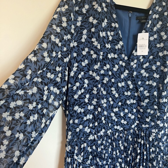 NWT Ann Taylor Blue Floral Surplice Dress with Pleated Skirt Sz 14 Wrap Style - Picture 4 of 6